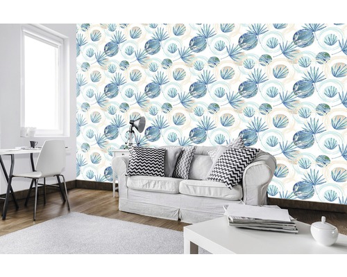 Wohnraum mit einer Tapete mit Kreisen und Pflanzenmotiven, die eine helle und freundliche Atmosphäre schafft.