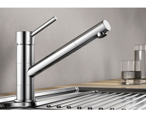 Robinet d''évier de cuisine en métal dans l''évier