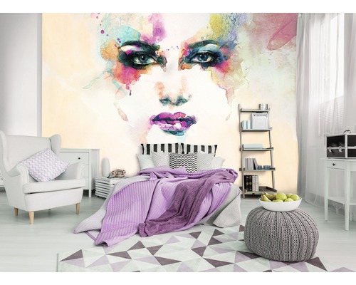Schlafzimmer mit einer Fototapete, die ein abstraktes Frauenporträt zeigt