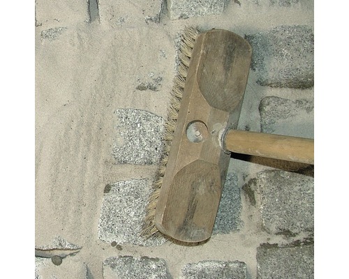 Fugenbürste mit Holzstiel für Pflasterarbeiten