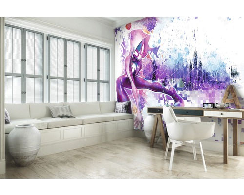 Heller Raum mit Fensterfront, Sitzbank, Schreibtisch und Wandbild mit Spider-Gwen Motiv