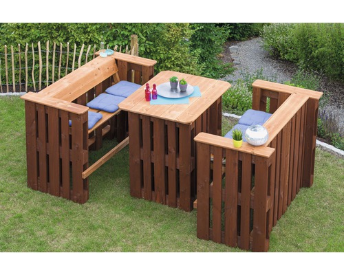Ensemble de mobilier de jardin en palettes de bois avec table et sièges sur pelouse