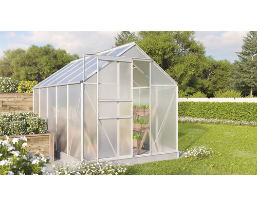 Gewächshaus Vitavia Comet 6200 Hohlkammerplatten 4 mm 195x321 cm Aluminium Gewächshaus mit geöffneter Schiebetür im Garten.