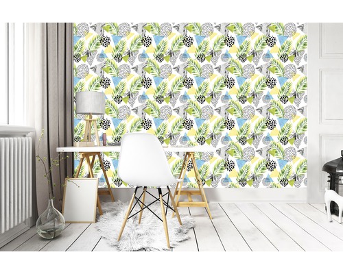 Büro mit Schreibtisch, Stuhl und gemusterter Tapete mit geometrischen Formen und Blättern