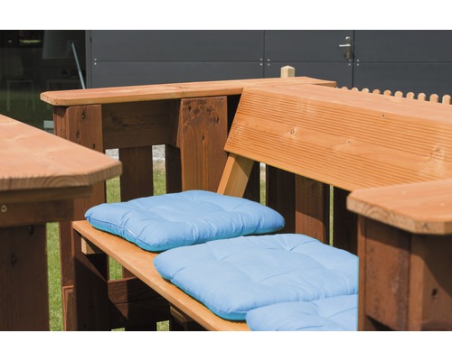 Vue détaillée d''un banc de jardin en bois avec coussins d''assise bleus
