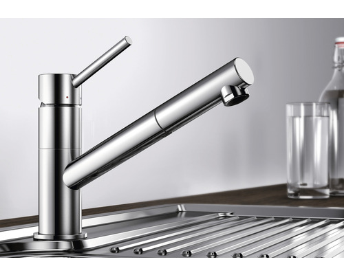 Robinet de cuisine en métal dans l''évier