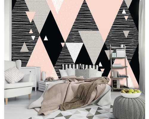Schlafzimmer mit geometrischer Dreieckstapete in Schwarz, Grau und Weiss