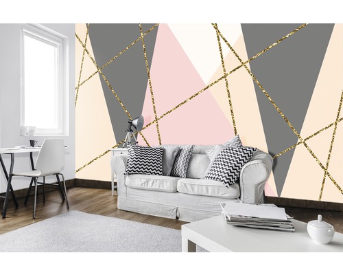 Wohnzimmer mit geometrischer Tapete in Grau, Rosa und Beige mit goldenen Linien