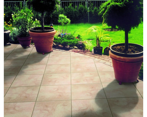 Dalle de terrasse en béton iStone Basic ocre-jaune-rosé 40x40x4 cm Scène de jardin avec sol carrelé et pots de fleurs