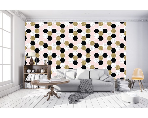 Wohnzimmer mit Wandtapete mit geometrischem Hexagonmuster in Schwarz, Gold und Rosatönen