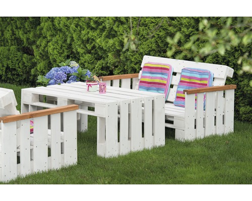 Ensemble de meubles de jardin en palettes de bois blanches avec table et bancs sur gazon