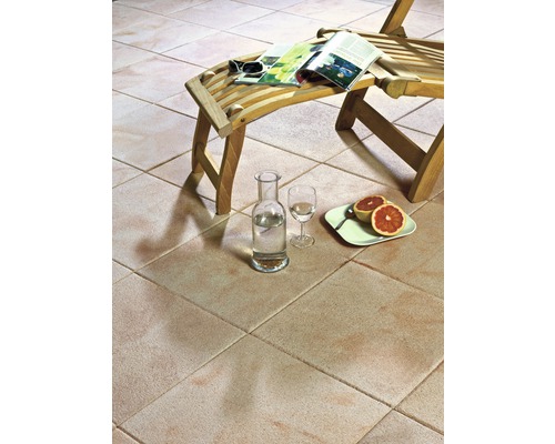 Sol carrelé avec chaise longue, boissons et fruits pour une ambiance détendue