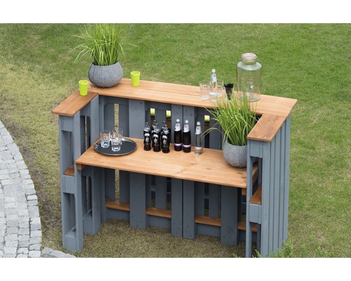 Bar en palettes à faire soi-même avec boissons et décoration dans le jardin