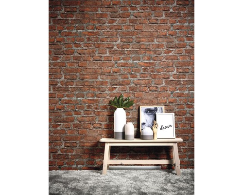Dekorative Szene mit einer roten Ziegelwand, einer Bank und Wohnaccessoires
