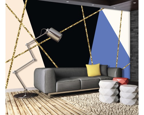 Wohnzimmer mit grauer Couch, Lampe und geometrischer Tapete mit goldenen Linien