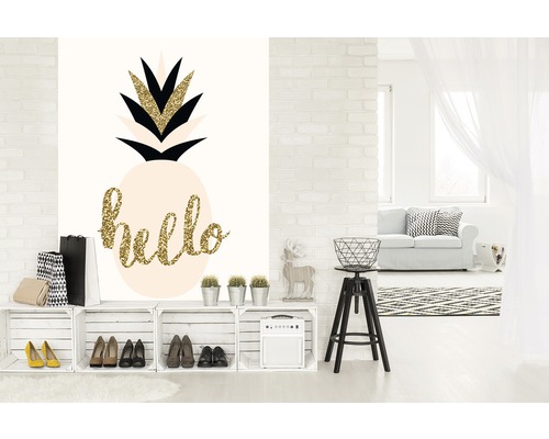 Helles Zimmer mit Ananas Motiv, Schuhregal, Deko und Sitzhocker