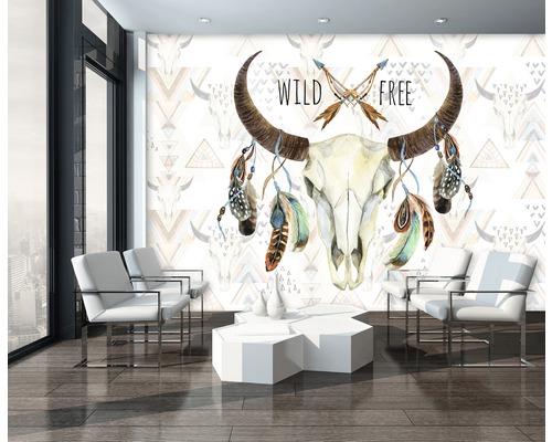 Wohnraum mit Tapete mit Büffelschädel-Motiv und Federn