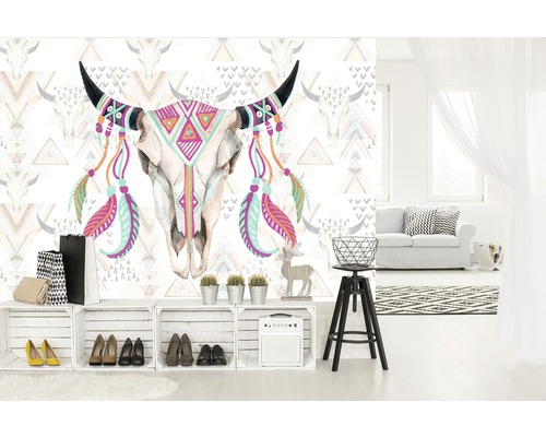 Wohnraum mit einer Fototapete mit einem Schädelmotiv im Ethno-Stil, Regalen und einer Sitzgelegenheit.