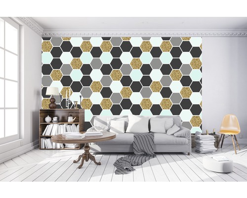 Wohnzimmer mit Sofa vor einer Wandtapete mit sechseckigen Formen in verschiedenen Farben