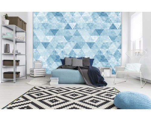 Chambre avec papier peint géométrique, tapis à motif losanges et système d''étagères