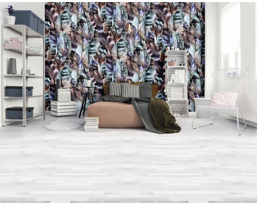 Salon avec papier peint à plumes, étagère, siège et plancher en bois peint en blanc