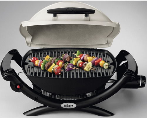 Offener Weber Grill mit Gemüsespießen auf dem Grillrost