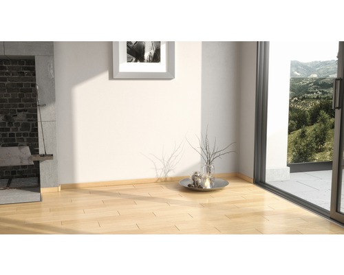 Heller Raum mit Holzboden, Kamin und Terrassentür