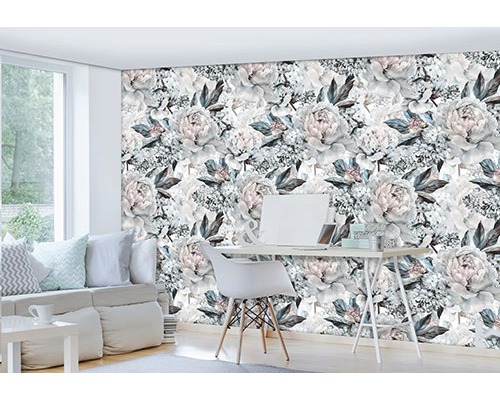 Aménagement d''une pièce avec papier peint à fleurs, bureau et sièges