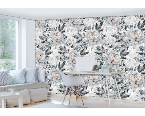 Espace de vie avec papier peint photo à motifs floraux et espace de travail.