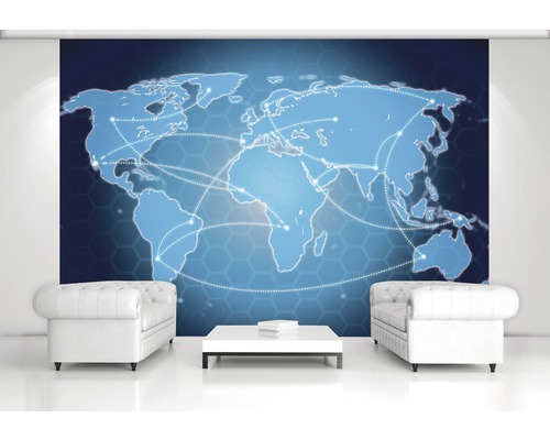 Wohnzimmer mit Weltkarten Tapete, zwei Sofas und einem Tisch