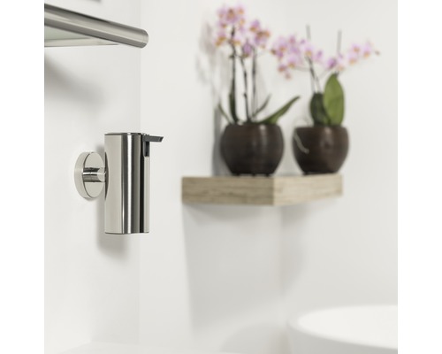 Wandmontierter Seifenspender aus Edelstahl im Badezimmer.
