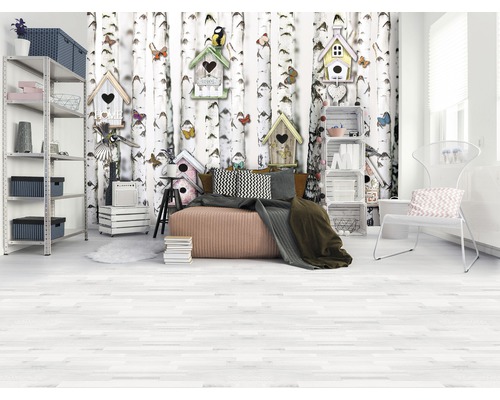 Pièce lumineuse avec lit, étagère et papier peint photo avec motif de bouleau