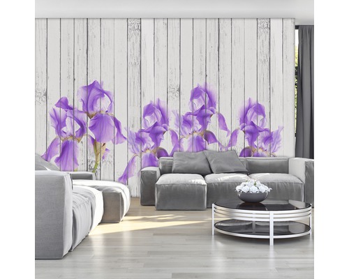 Salon avec papier peint photo à motif d''iris sur mur en bois