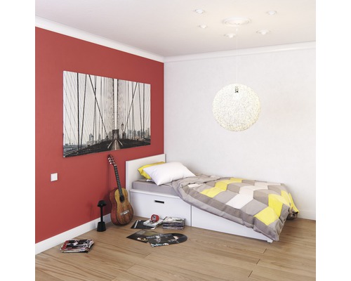 Chambre avec lit, plafonnier et guitare au mur