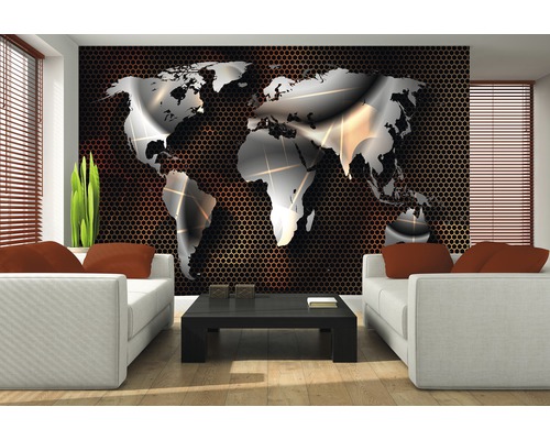 Wohnzimmer mit Weltkarte als Wanddekoration, Sofas und Tisch