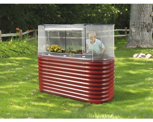 Hochbeet aus Metall mit Frühbeetaufsatz im Garten mit Kind