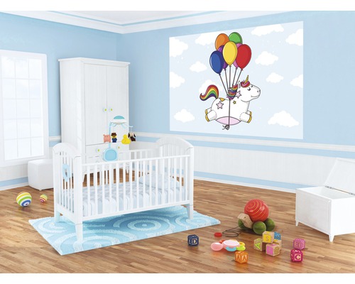Kinderzimmer mit Kinderbett, Schrank, Spielzeug und Wandbild mit Einhorn und Ballons