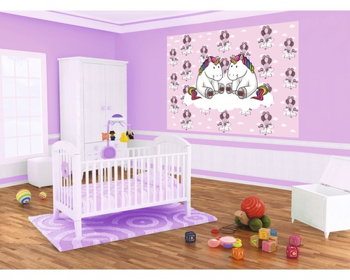 Kinderzimmer mit Kinderbett, Kleiderschrank und Einhorn-Tapete
