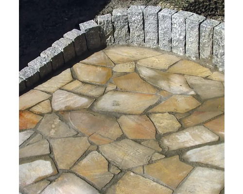 Gartenbereich mit Natursteinpflaster und Granitbordsteinen