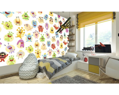 Kinderzimmer mit Monster-Tapete, Bett, Schreibtisch und Sitzsack