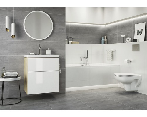 Salle de bain moderne avec meuble-lavabo, miroir, baignoire et WC suspendu dans un design clair
