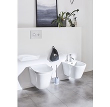 Modernes Badezimmer mit wandhängendem WC und Bidet