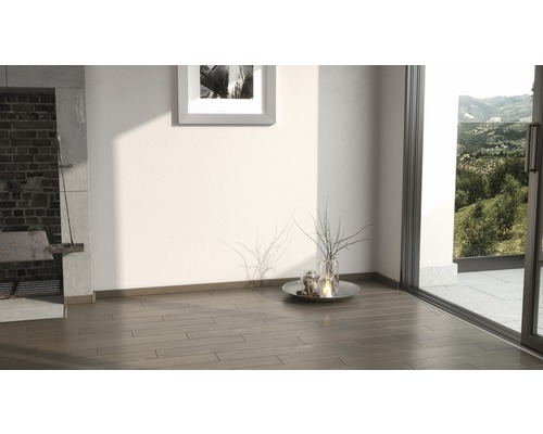 Pièce lumineuse avec carrelage, cheminée et fenêtre donnant sur la nature.