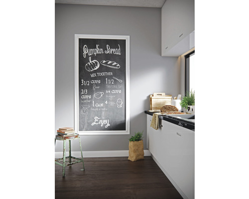 Scène de cuisine avec tableau noir, kitchenette et sol foncé
