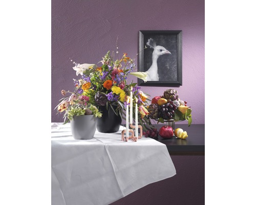 Décoration avec compositions florales, coupe de fruits, bougies et une image encadrée d''un paon blanc.