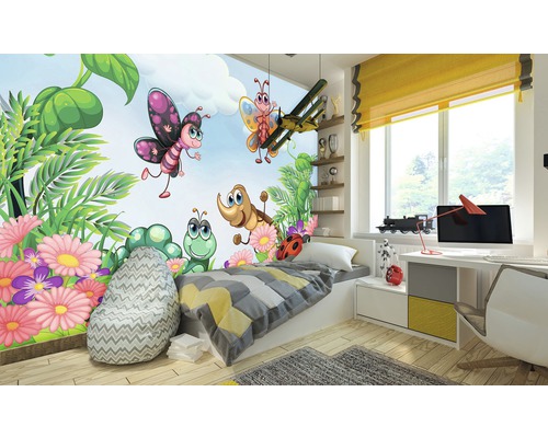 Kinderzimmer mit Wandbild von Insekten und Pflanzen, eingerichtet mit Bett, Schreibtisch und Sitzsack