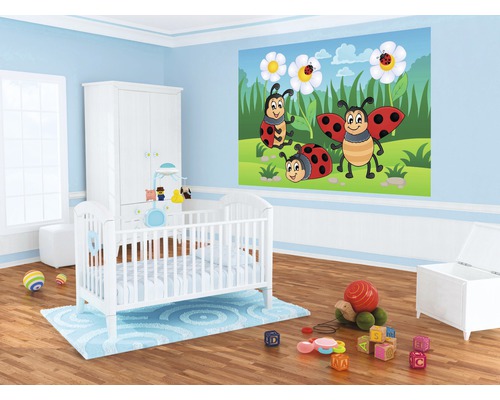 Kinderzimmer mit Wandbild, Gitterbett und Spielzeug