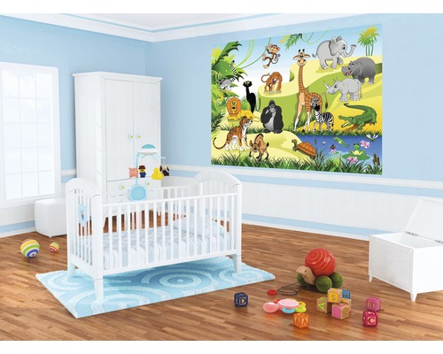 Babyzimmer mit Tiermotivtapete, Kinderbett, Schrank und Spielzeug