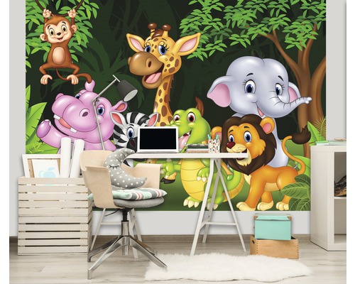 Kinderzimmer mit einer Dschungeltapete mit Tiermotiven, einem Schreibtisch und einem Stuhl