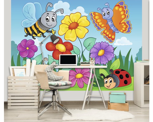Kinderzimmer mit einer Fototapete mit Blumen, einer Biene, einem Schmetterling und einem Marienkäfer